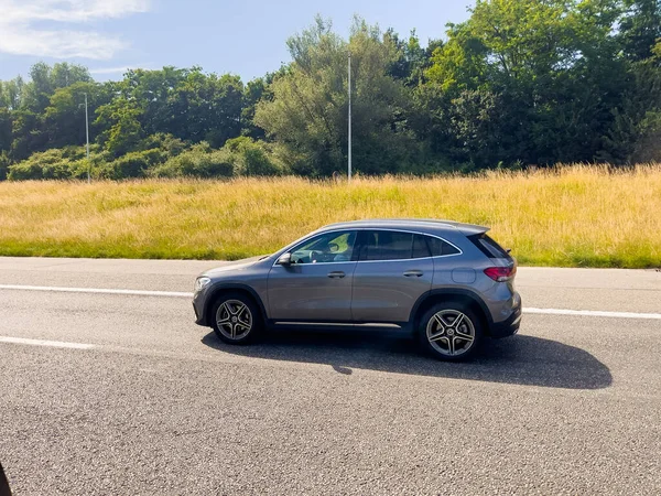 Belçika 'da otoyolda araba sürüyor.