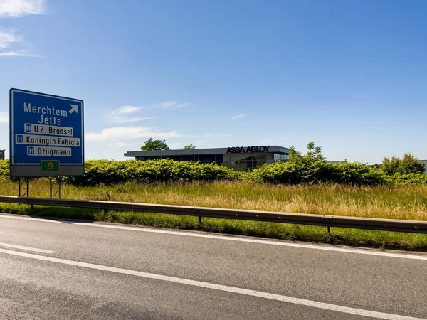 Belçika 'da otoyolda araba sürüyor.