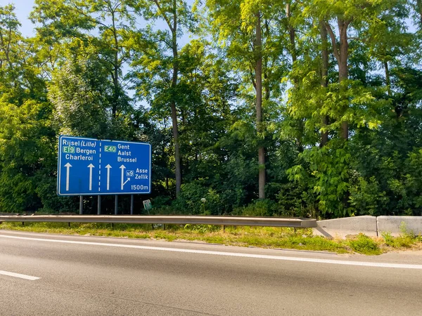 Belçika 'da otoyolda araba sürüyor.