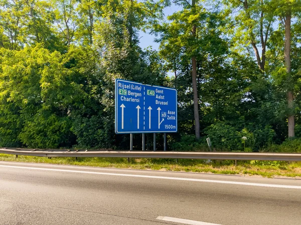 Belçika 'da otoyolda araba sürüyor.