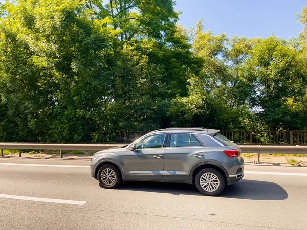 Belçika 'da otoyolda araba sürüyor.