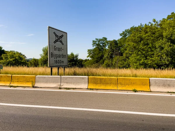 Belçika 'da otoyolda araba sürüyor.