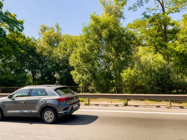 Belçika 'da otoyolda araba sürüyor.