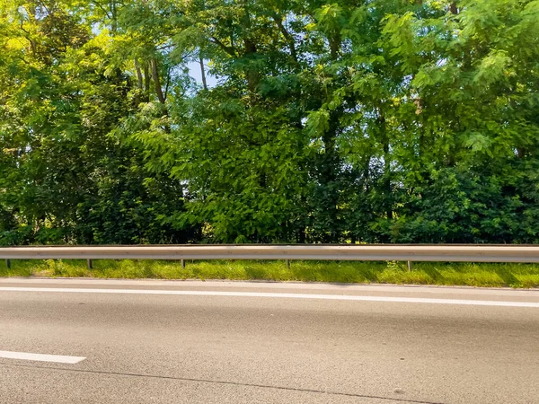 Belçika 'da otoyolda araba sürüyor.