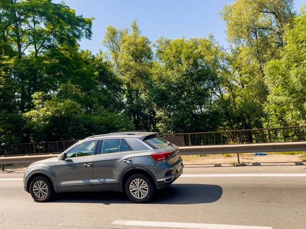 Belçika 'da otoyolda araba sürüyor.