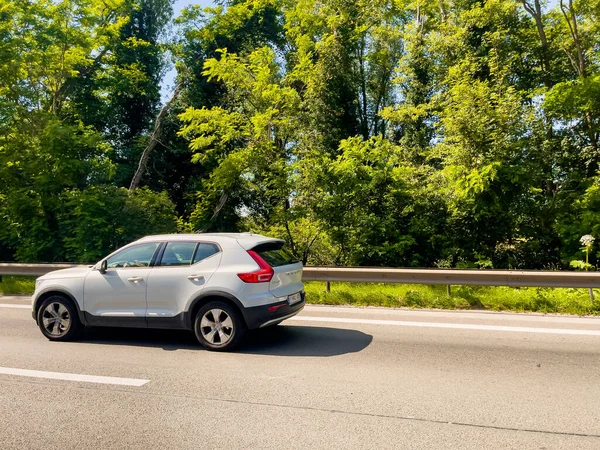 Belçika 'da otoyolda araba sürüyor.