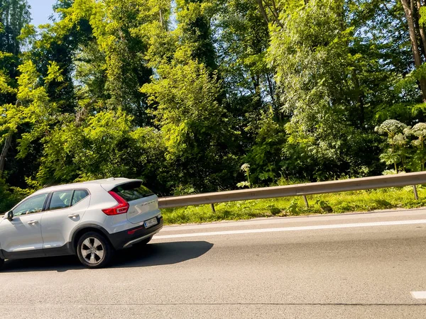 Belçika 'da otoyolda araba sürüyor.