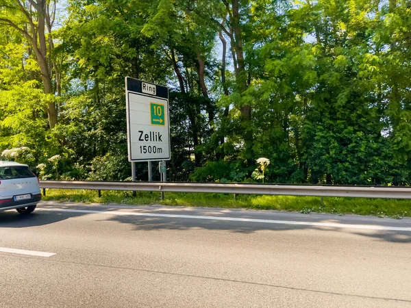 Belçika 'da otoyolda araba sürüyor.