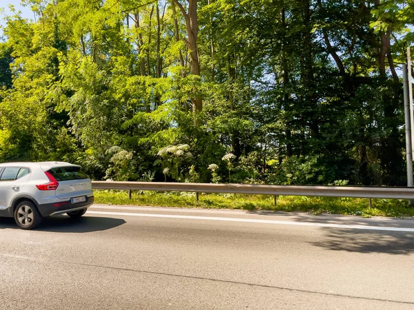 Belçika 'da otoyolda araba sürüyor.