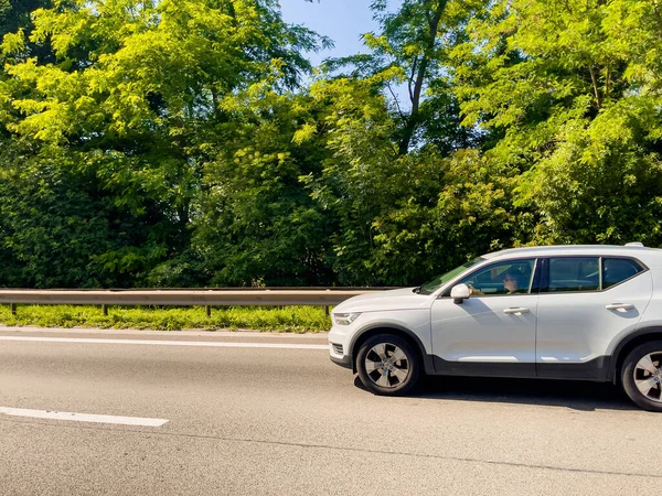 Belçika 'da otoyolda araba sürüyor.