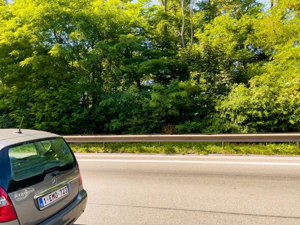 Belçika 'da otoyolda araba sürüyor.