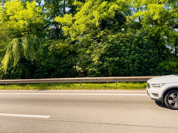 Belçika 'da otoyolda araba sürüyor.