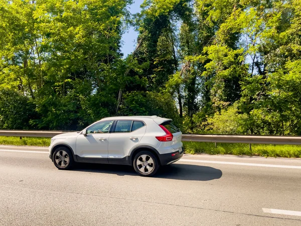 Belçika 'da otoyolda araba sürüyor.