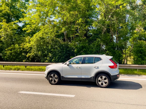 Belçika 'da otoyolda araba sürüyor.