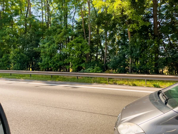 Belçika 'da otoyolda araba sürüyor.