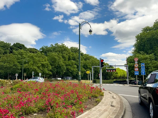 Bruxelles 'de bir kavşağın etrafında araba sürüyor.