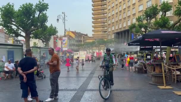 Uber Come Repartidor Bicicleta Cerca Una Plaza Pública Bruxelles — Vídeo de stock