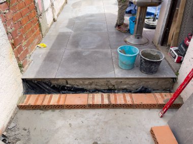 Bir apartman bahçesinin tamamlanmamış tadilatı