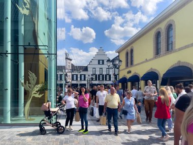 Roermond 'da sokakta yürüyen bir kalabalık.