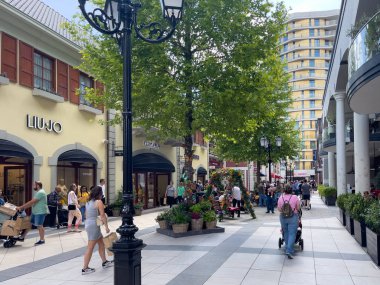 Roermond 'da sokakta yürüyen bir kalabalık.