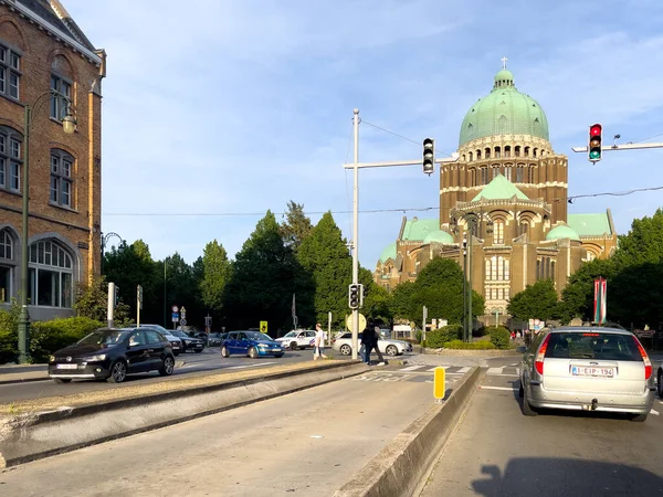 ブルクセルの神聖な中心部の国立大聖堂に向かって車 — ストック写真