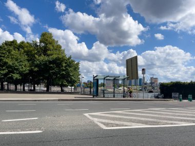 Arka planda bulutlu gökyüzü olan boş bir yol