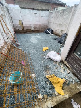 Bir apartman bahçesinin tamamlanmamış tadilatı