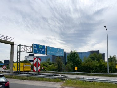 Bruxelles 'deki yolların üzerindeki araba penceresi görüntüsü