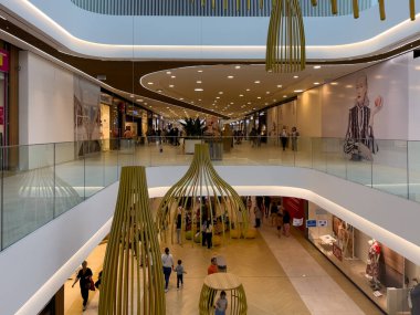 Bruxelles 'deki Westland alışveriş merkezinde yürüyen insanlar.