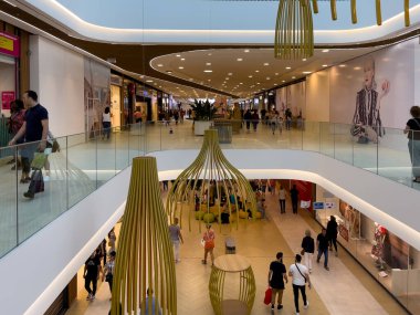 Bruxelles 'deki Westland alışveriş merkezinde yürüyen insanlar.