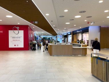 Bruxelles 'deki Westland alışveriş merkezinde yürüyen insanlar.