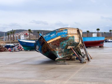 Küçük bir limanda park edilmiş küçük balıkçı tekneleri.