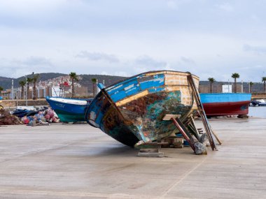 Küçük bir limanda park edilmiş küçük balıkçı tekneleri.