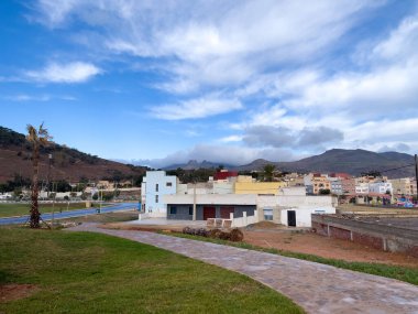 Fas 'ta Nador şehrini çevreleyen bir dağın manzarası