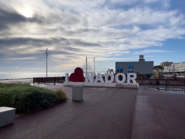 Fas 'taki Nador yazı tabelasına bayılıyorum.