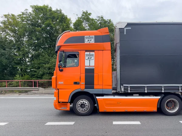 Μεγάλο Φορτηγό Οδήγηση Στο Δρόμο Στο Βέλγιο — Φωτογραφία Αρχείου