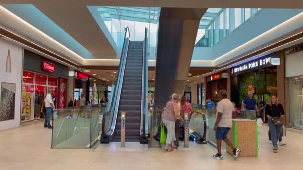 人们乘电梯下楼去布鲁塞尔的韦斯特兰购物中心 — 图库视频影像