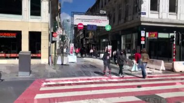 Bruxelles 'de insanlar karşıdan karşıya geçiyor.