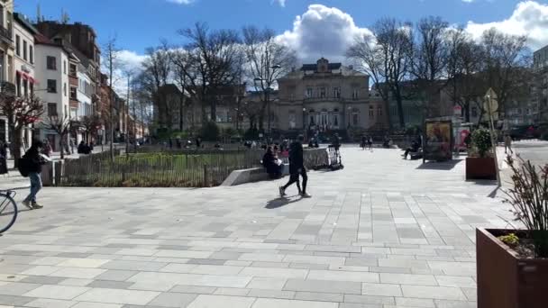 Lokalbefolkningen Som Hänger Ett Torg Bryssel — Stockvideo