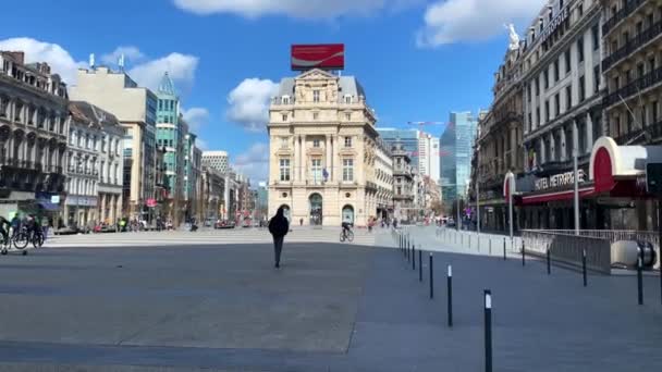 Άνθρωποι Αράζουν Μια Δημόσια Πλατεία Στις Βρυξέλλες — Αρχείο Βίντεο