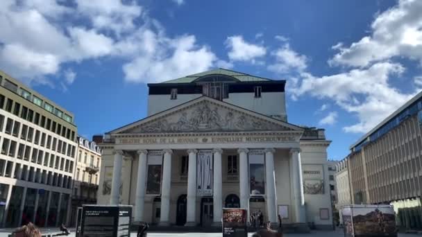 Mensen Hangen Rond Buurt Van Royal Theater Brussel — Stockvideo