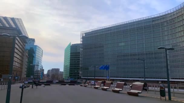Αυτοκίνητα Οδηγούν Κοντά Στο Κοινοβούλιο Της Στις Βρυξέλλες — Αρχείο Βίντεο