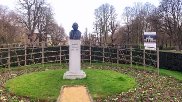 브루셀에 로버트 슈만의 동상을 걸어가는 보행기 — 비디오