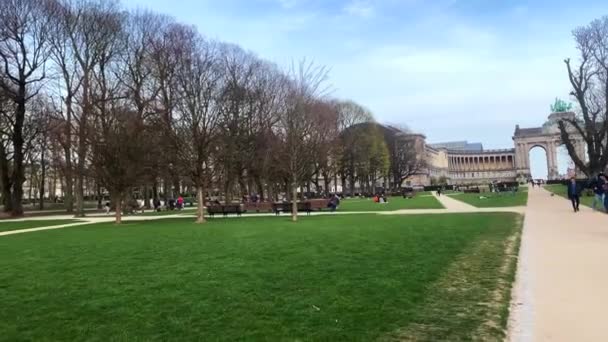 Gente Pasando Rato Parque Cinquantenaire Bruxelles — Vídeos de Stock