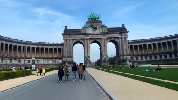 Mulțime Oameni Stau Parcul Cinquantenaire Din Bruxelles — Videoclip de stoc