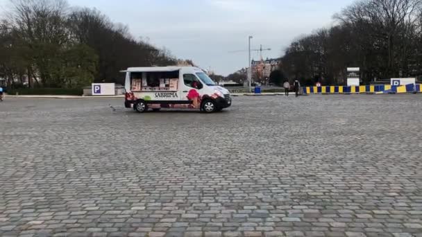 Dondurma Kamyonu Boş Bir Caddeye Park Etmiş — Stok video