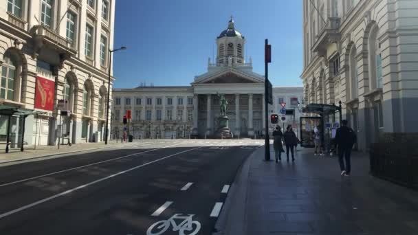 Rött Trafikljus Tänds Och Människor Går Trottoaren — Stockvideo