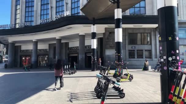 Scooters Parked Next Bruxelles Central Mall — Stock Video