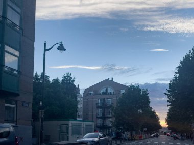 Gün batımında yol ve şehir binaları