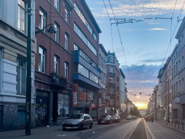 Gün batımında yol ve şehir binaları